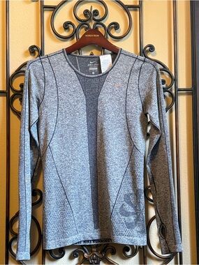 Nike Running Dri Fit Knit Lightweight Long Sleeve Shirt Women’s Small